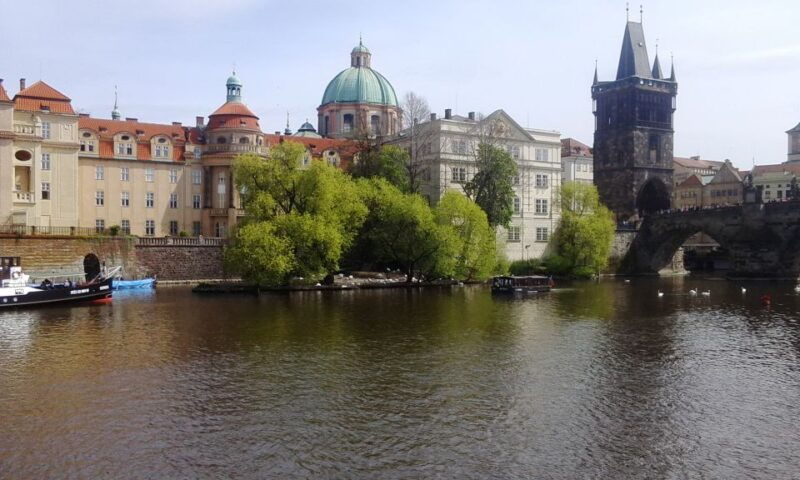 prague-2-hour-lunch-cruise-on-the-vltava-river
