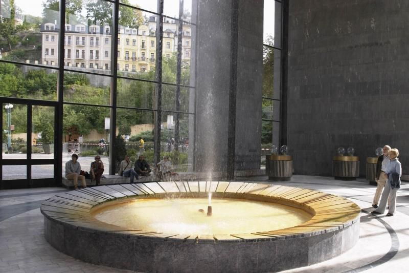 prague-karlovy-vary-tour-with-lunch-and-moser-museum-visit