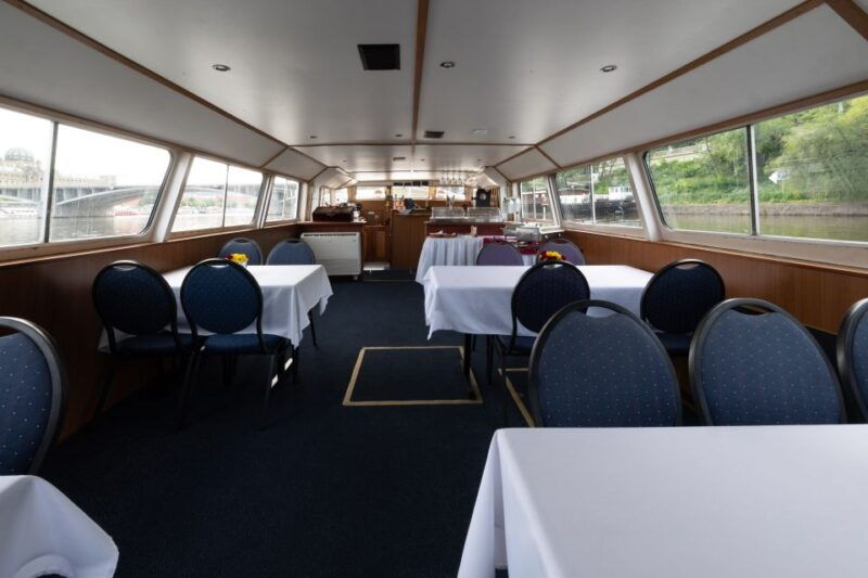 prague-vltava-river-private-boat-party-with-drinks