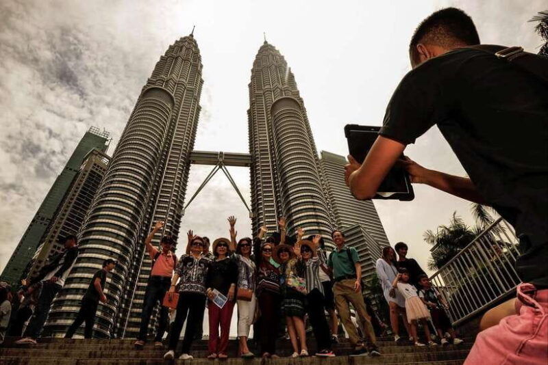 private-kl-city-tour-with-petronas-twin-towers-batu-caves