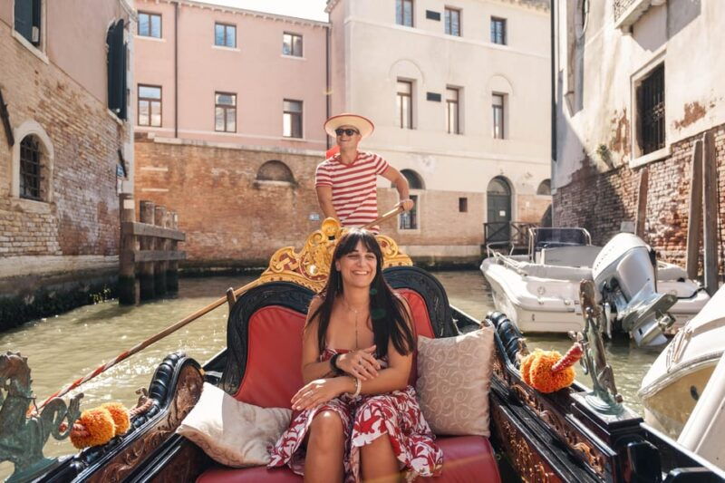private-photoshoot-of-your-gondola-ride-in-venice