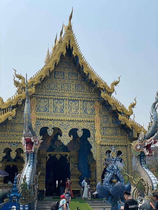 private-trip-chiang-rai-day-trip-white-temple-blue-temple