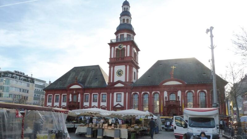 public-walking-tour-with-bertha-benz-through-the-city-of-inventors-costume-tour