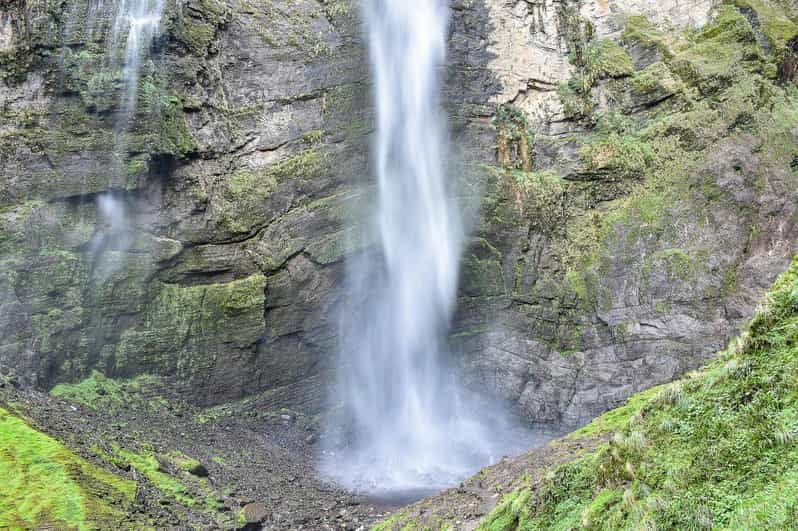 rappelling-at-the-pisac-waterfalls
