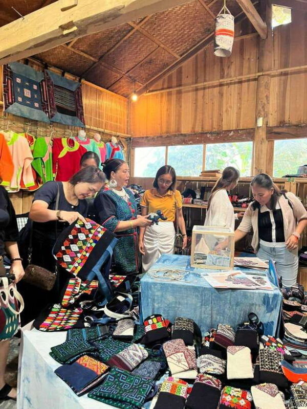 sa-pa-herbal-incense-making-workshop-in-ta-van-village-tour