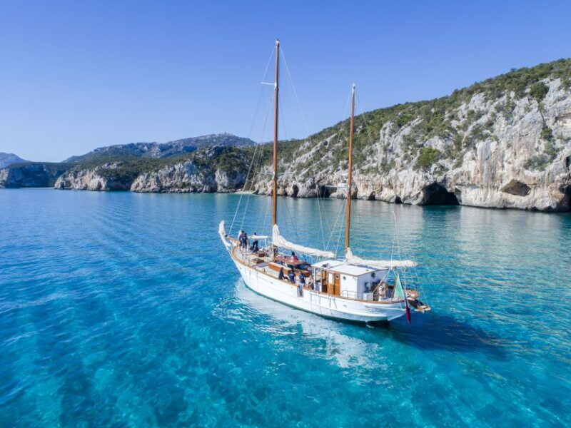 sailing-ship-in-exclusive-tour-around-the-gulf-of-orosei