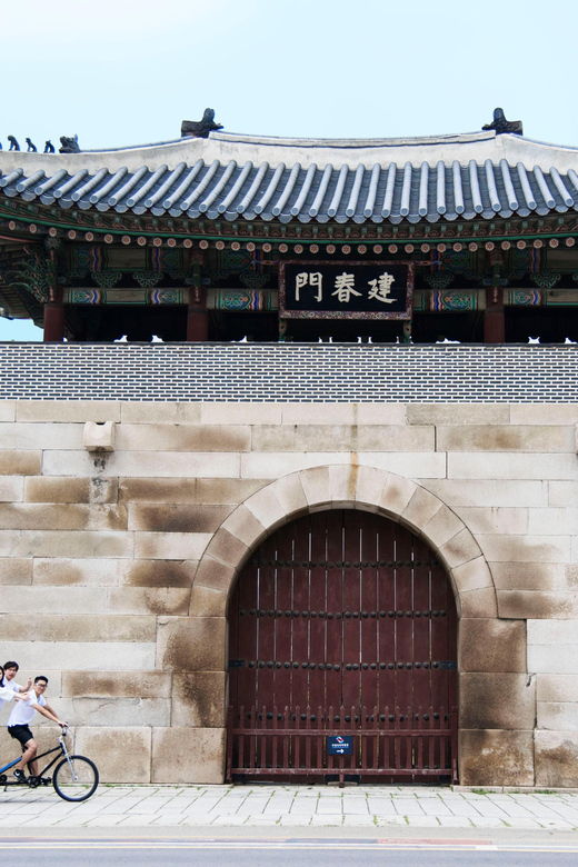 seoul-bukchon-hanok-village-pedicab-tour