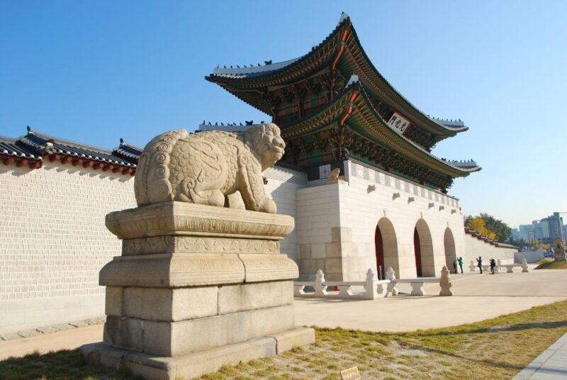 seoul-gyeongbok-palace-bukchon-village-and-gwangjang-tour