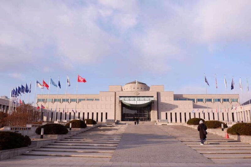 seoul-the-war-museum-jogyesa-and-tapgol-park-tour