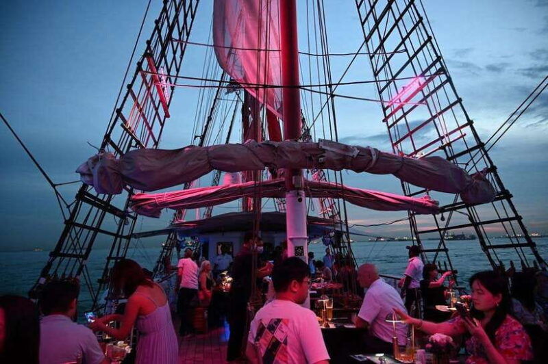singapore-city-lights-royal-albatross-dinner-cruise