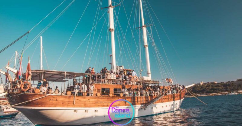 sliema-sailboat-party-with-an-open-bar-food-and-swimming