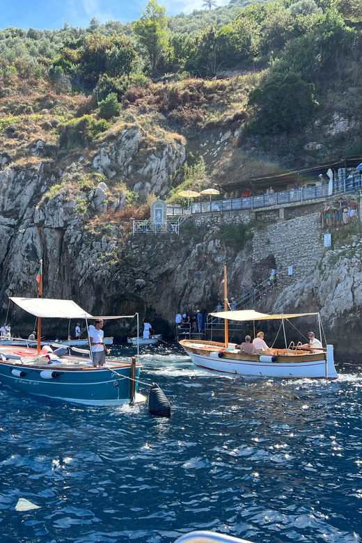 sorrento-luxury-boat-tour-to-capri-with-blue-grotto