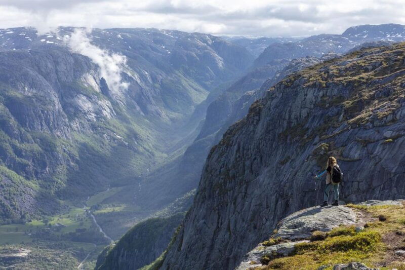 stavanger-kjerag-summer-hike-with-packed-lunch