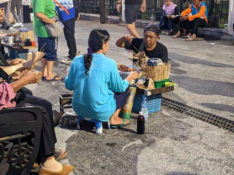 street-food-tasting-by-walking