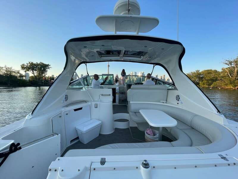 toronto-private-luxury-yacht-sightseeing-cruise-prosecco