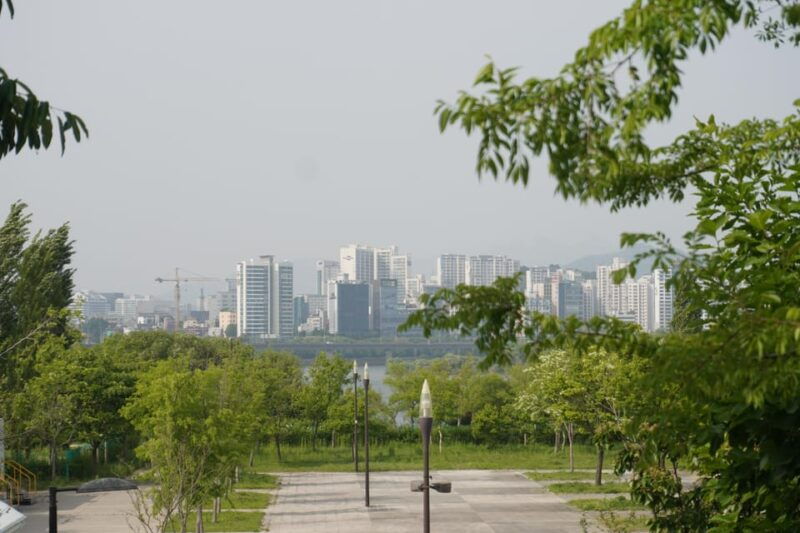 unique-native-experience-han-river-picnic-board-game-bbq