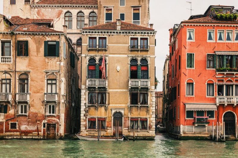 venice-gondola-ride-and-a-gala-dinner-in-a-venetian-palace