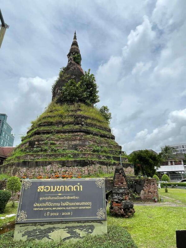 vientiane-half-day-city-tour-with-patuxai-and-buddha-park