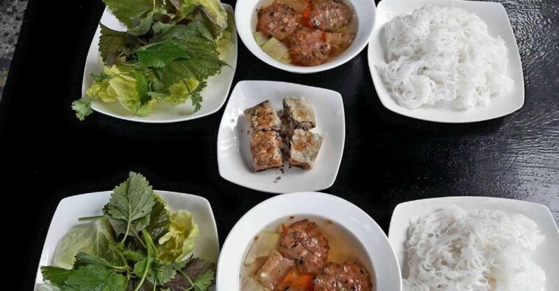 weekend-hanoi-night-market-street-food-tour
