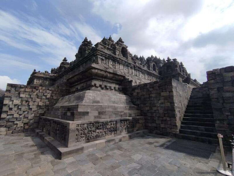 yogyakarta-private-borobudur-prambanan-temple-guided-tour