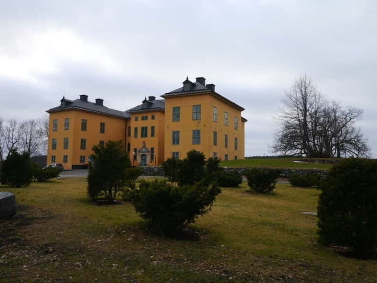 1-day 7h Royal Palace and Castle Tour from Stockholm - Frequently Asked Questions