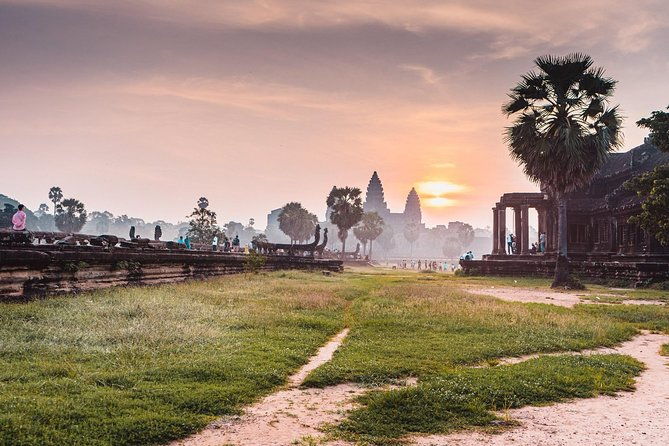 Angkor Wat Small-Group Sunrise Tour from Siem Reap - Early Morning: Siem Reap Pick-up & Sunrise at Angkor Wat