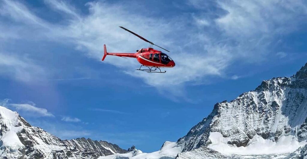 Exclusive helicopter-tour for 4 people to the Swiss Alps