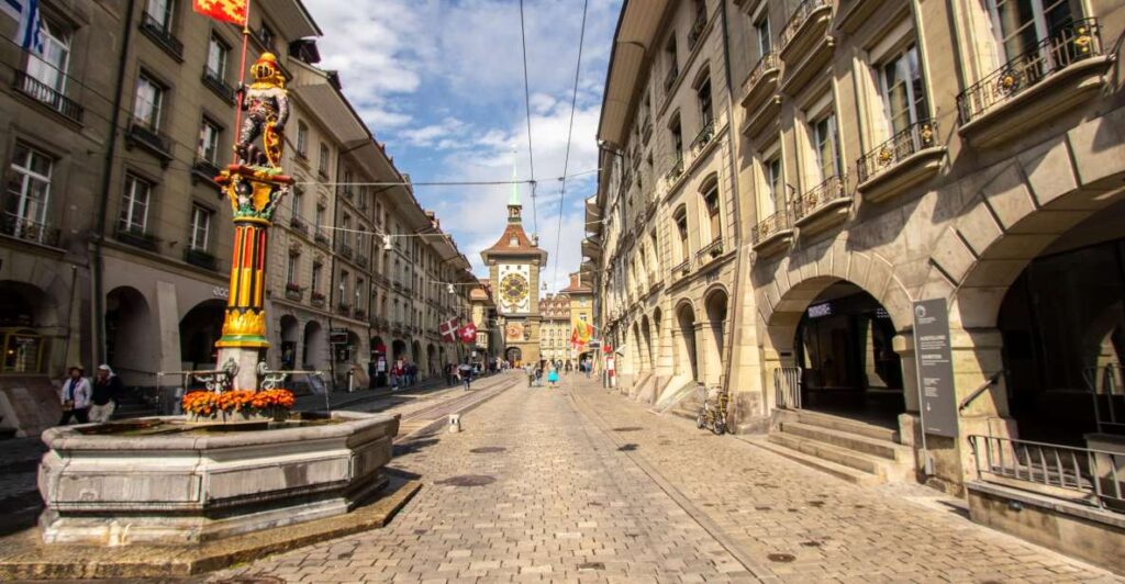 Explore the best guided intro tour of Bern with a Local