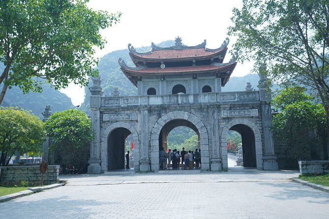 Full Day Hoa Lu/Tam Coc/ Mua Cave Tour by Limousine Bus - Key Points