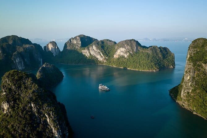 HALONG BAY LUXURY IRIS CRUISE DAY TRIP-BEST SELLER: Kayak, Music - An In-Depth Look: What to Expect on the Iris Cruise
