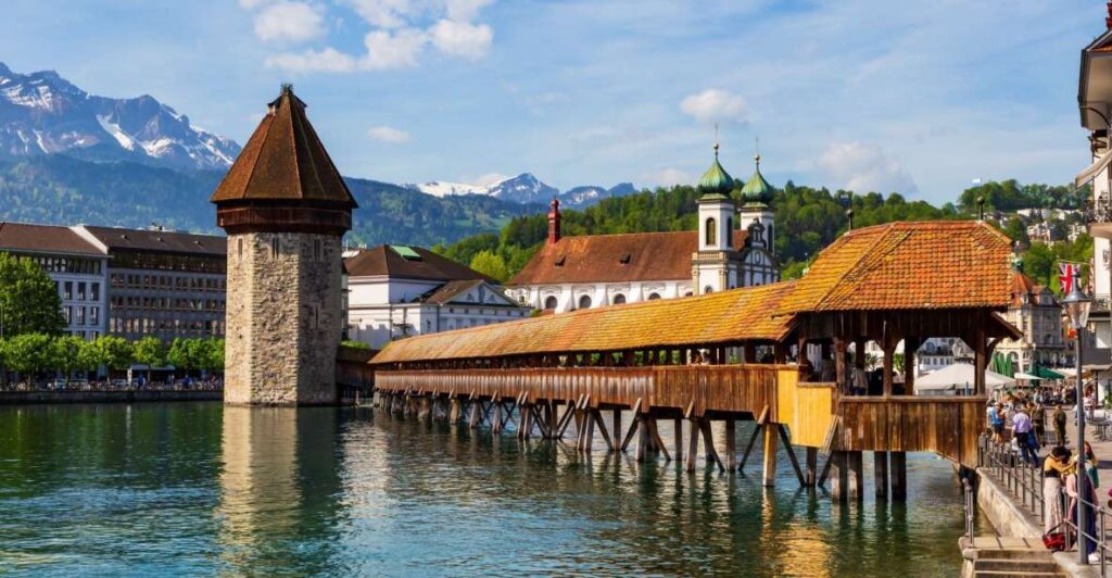 Luzern Elegance: Private City Walk and Panoramic Lake Cruise