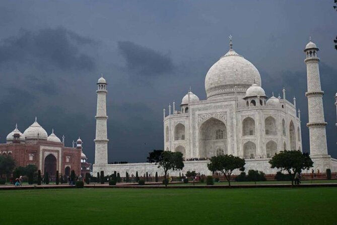 2 Days Private Agra Overnight Tour From Delhi By Car - Detailed Breakdown of the Itinerary
