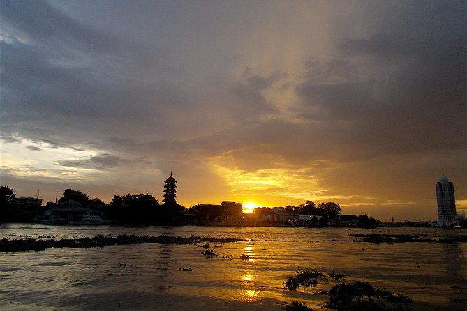 Discover the Mystical Beauty of Bangkok at Night 5-Hour Bike Tour - Detailed Breakdown of the Itinerary