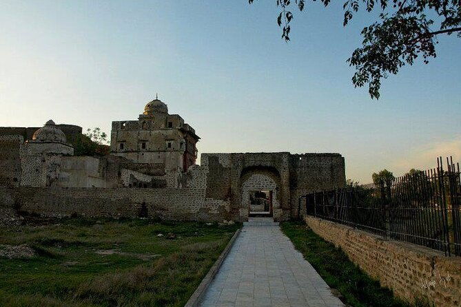 From Lahore: Katas Raj Temple, Khewra Salt Mines & Kalar Kahar Day Trip - Exploring the Itinerary in Detail