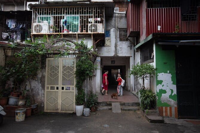 Hanoi Street Photography in a Vintage Community - What to Expect on the Tour
