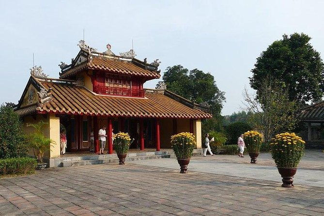 Hoi An: Full-day Imperial Hue And Scenic Hai Van Pass Discovery - Lunch and the Perfume River