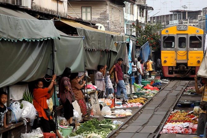 Maeklong Train Market & Damnoensaduak Floating Market Tour - What the Reviews Reveal