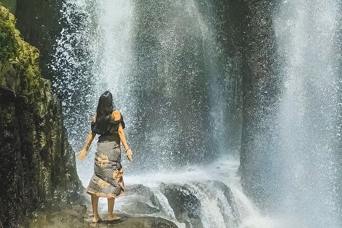 Melukat - The Purification Ceremony at Tirta Empul Temple - The Guides and Their Role