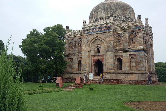 One Day Old and New Delhi City Tour by Car - Transitioning to New Delhi’s Iconic Landmarks
