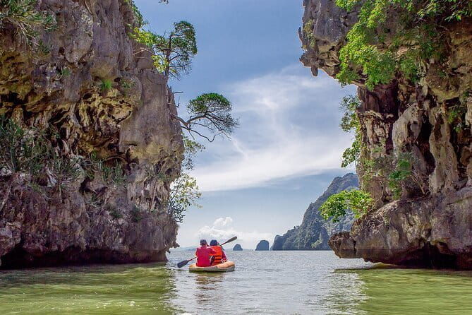 Twiligth Sea Canoe and Bioluminescent Plankton - The Experience for Different Travelers
