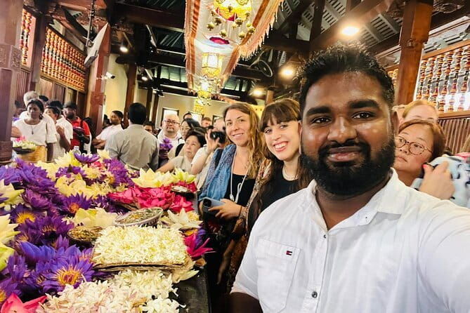 Unforgettable Experience on a Private Day Tour of Kandy City - The First Stop: Royal Botanical Gardens in Peradeniya