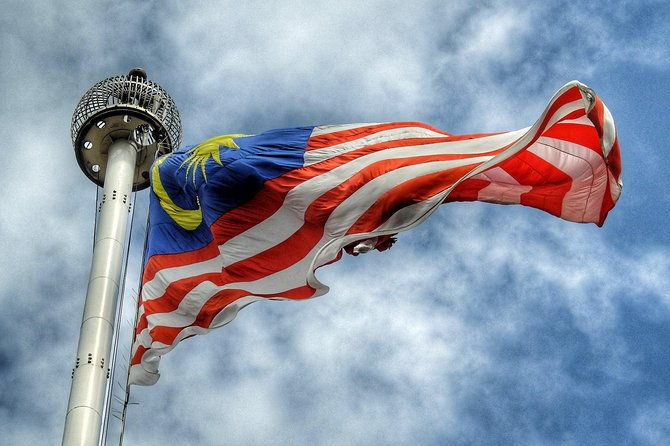 #17or19 Hrs Kuala Lumpur Van Tour from Singapore w' Tour Guide - Architectural Marvels: Putra Mosque, Thean Hou Temple & Istana Negara