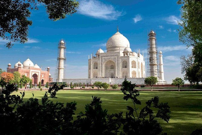 Enchanting Taj Mahal Same Day Tour by Gatiman Train From Delhi - Visiting the Taj Mahal
