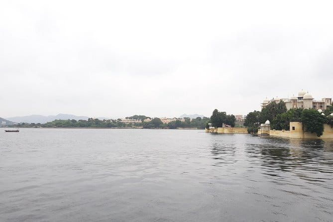 Guided Ghat Walk Experience with Boat Ride in Udaipur with a local - Why This Tour Works for Different Travelers