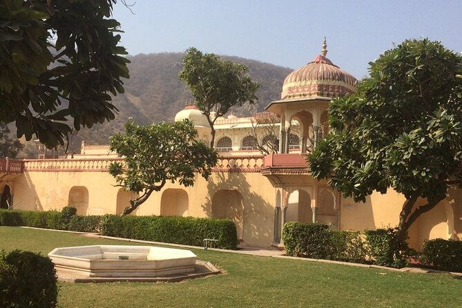 Jaipur City Tour by Private Car With English Speaking Driver - The City Palace: A Royal Residence with a Blend of Styles