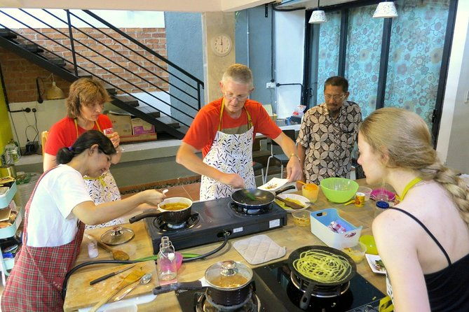 Market Visit & Private Hands-on Cooking Class at Daun Senja - Practical Details