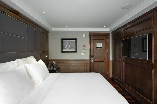 2 Days Cruise Exploration in Halong Bay from Hanoi - Dining & Accommodation
