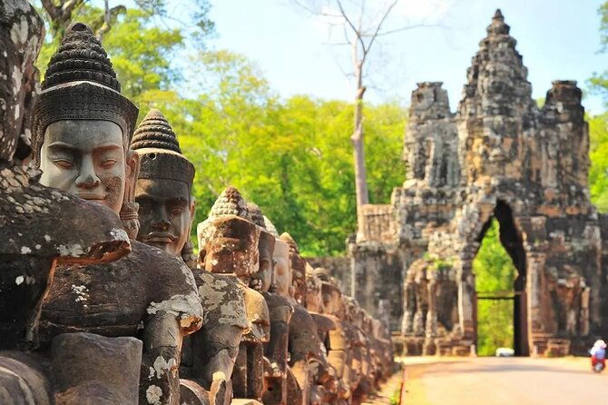Angkor Wat full Day 'Small Group with sunset & Tour Guide - Phnom Bakheng: The Sunset Hilltop
