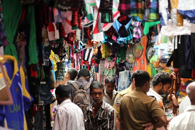 Colombo City Tour From Negombo - Visiting the Hindu Community: Old Kathiresan Temple