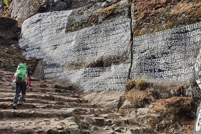 Everest Base camp Trek - Lobuche and Gorak Shep: Approaching the Base